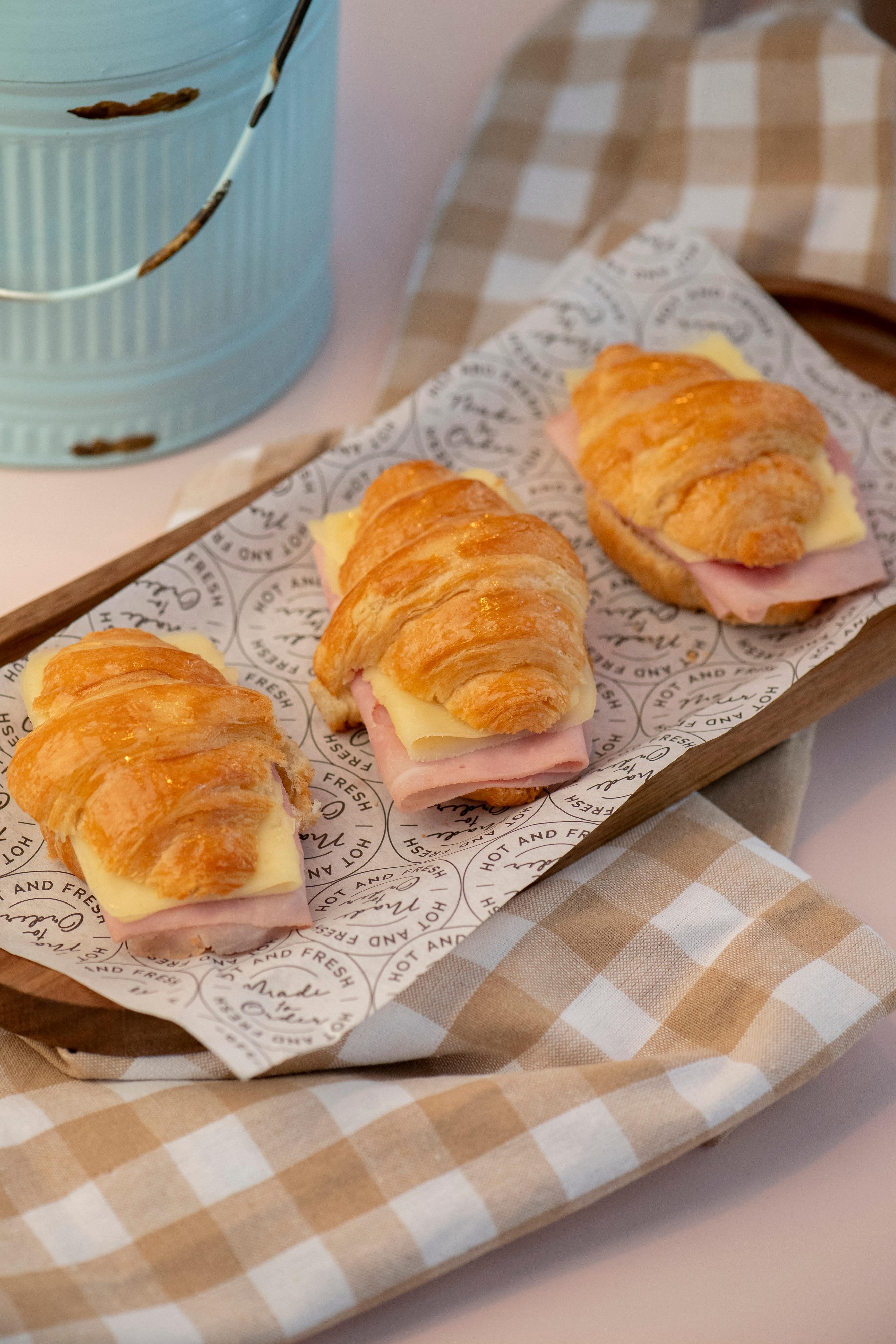 12 Mini croissant with ham & cheese