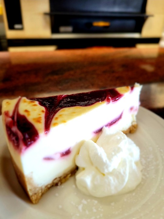 RASPBERRY WHITE CHOCOLATE CHEESECAKE