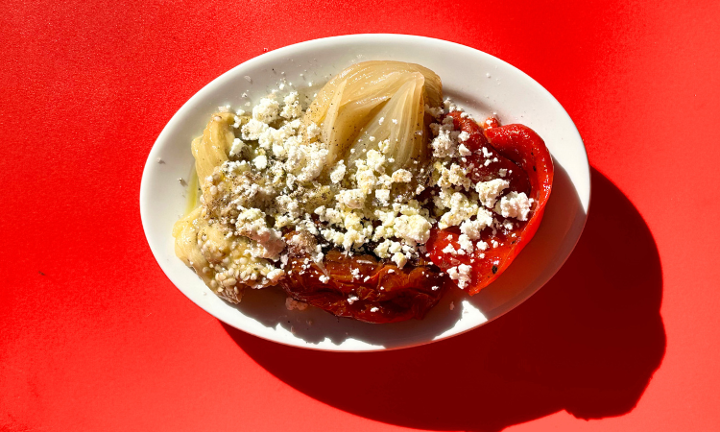 Escalivada de vegetales con queso de cabra