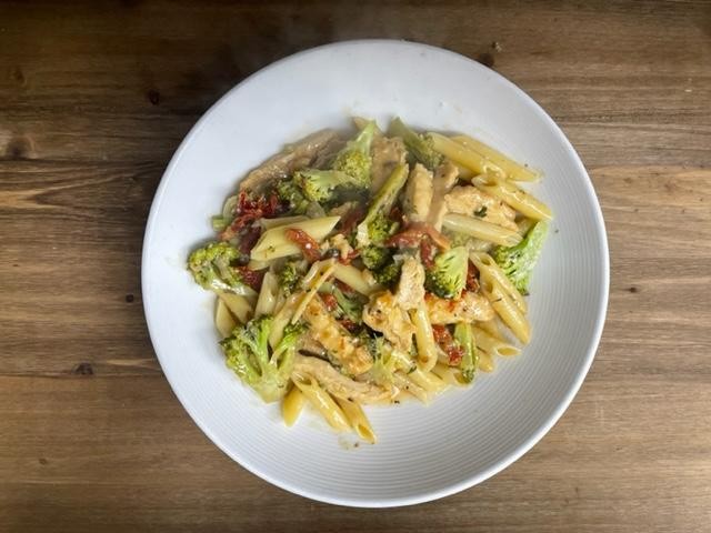 RIGATONI CHICKEN & BROCCOLI