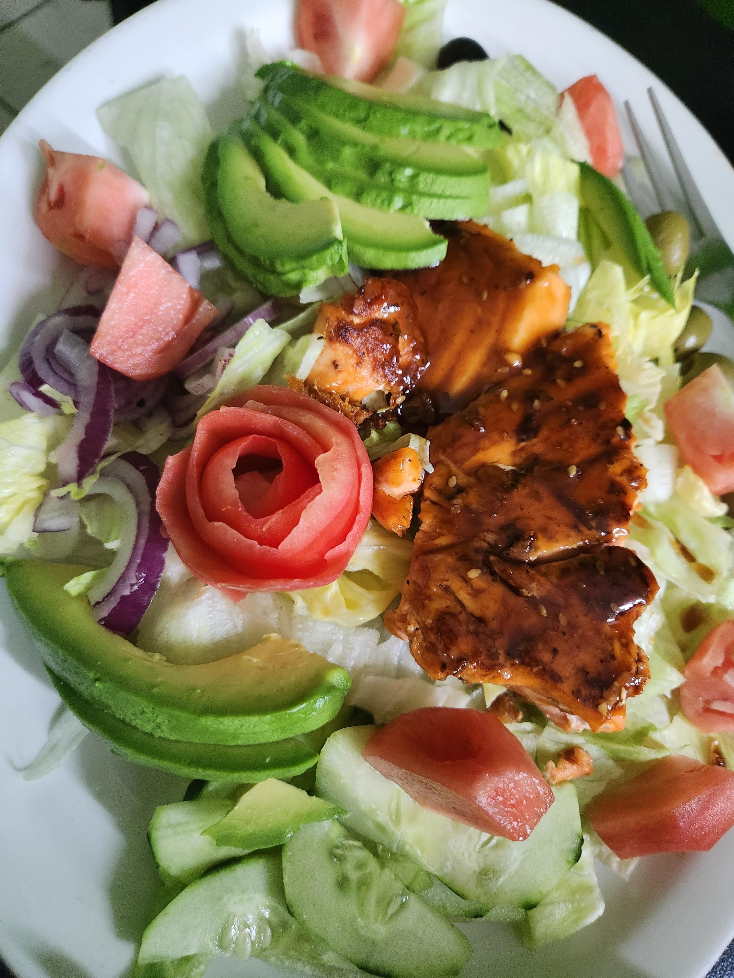 Grilled salmon salad Lg