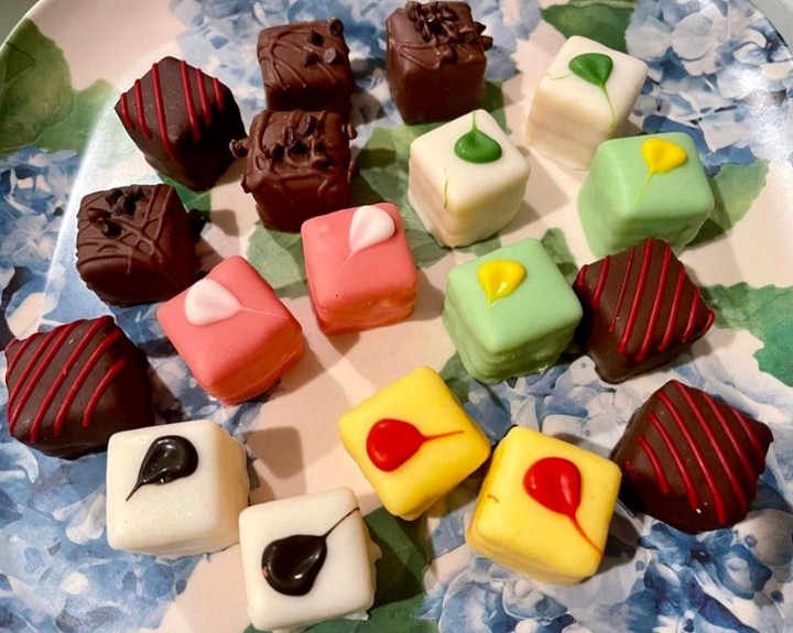 ASSORTED MINI CAKES