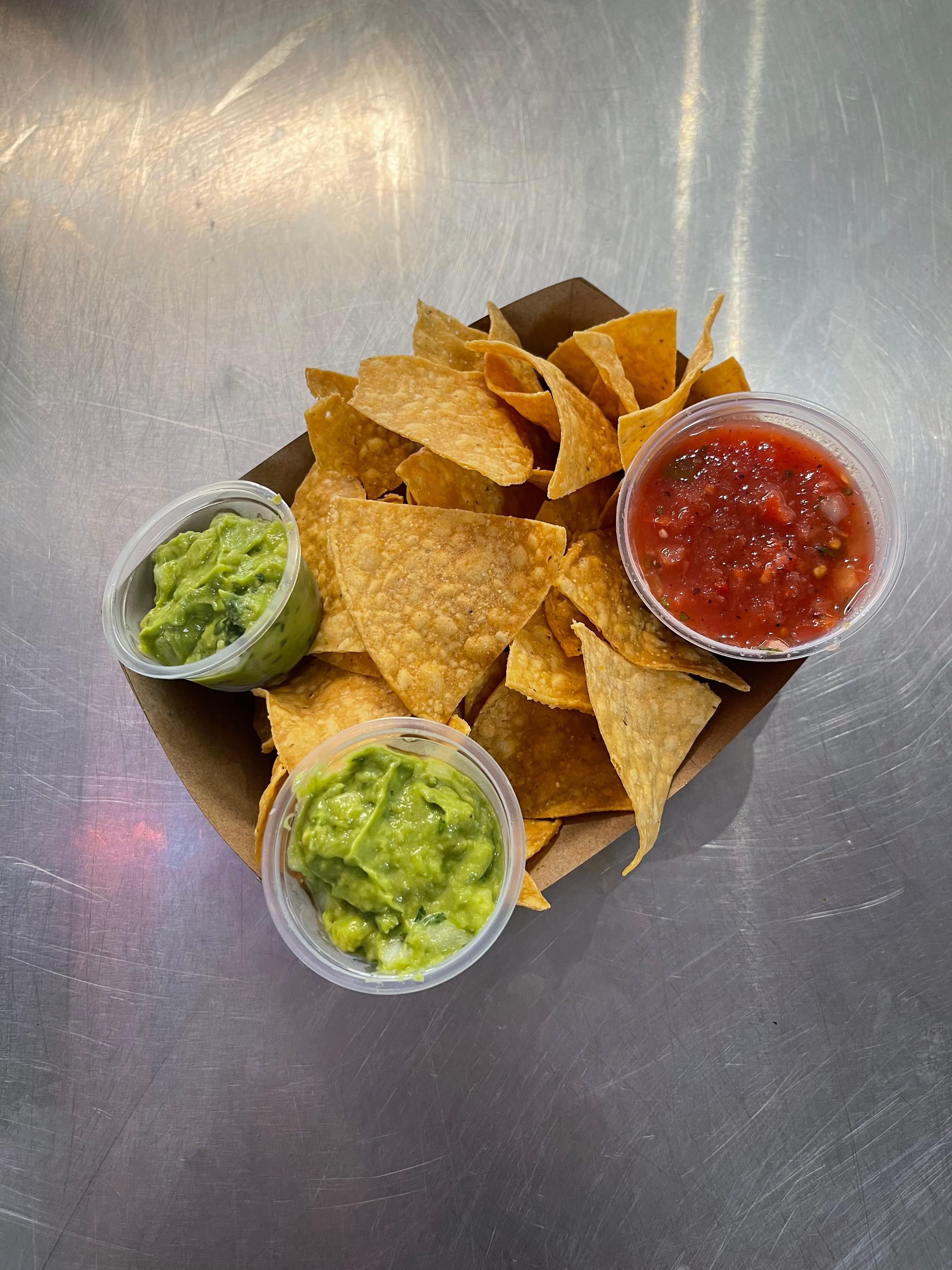 Chips , salsa and guac