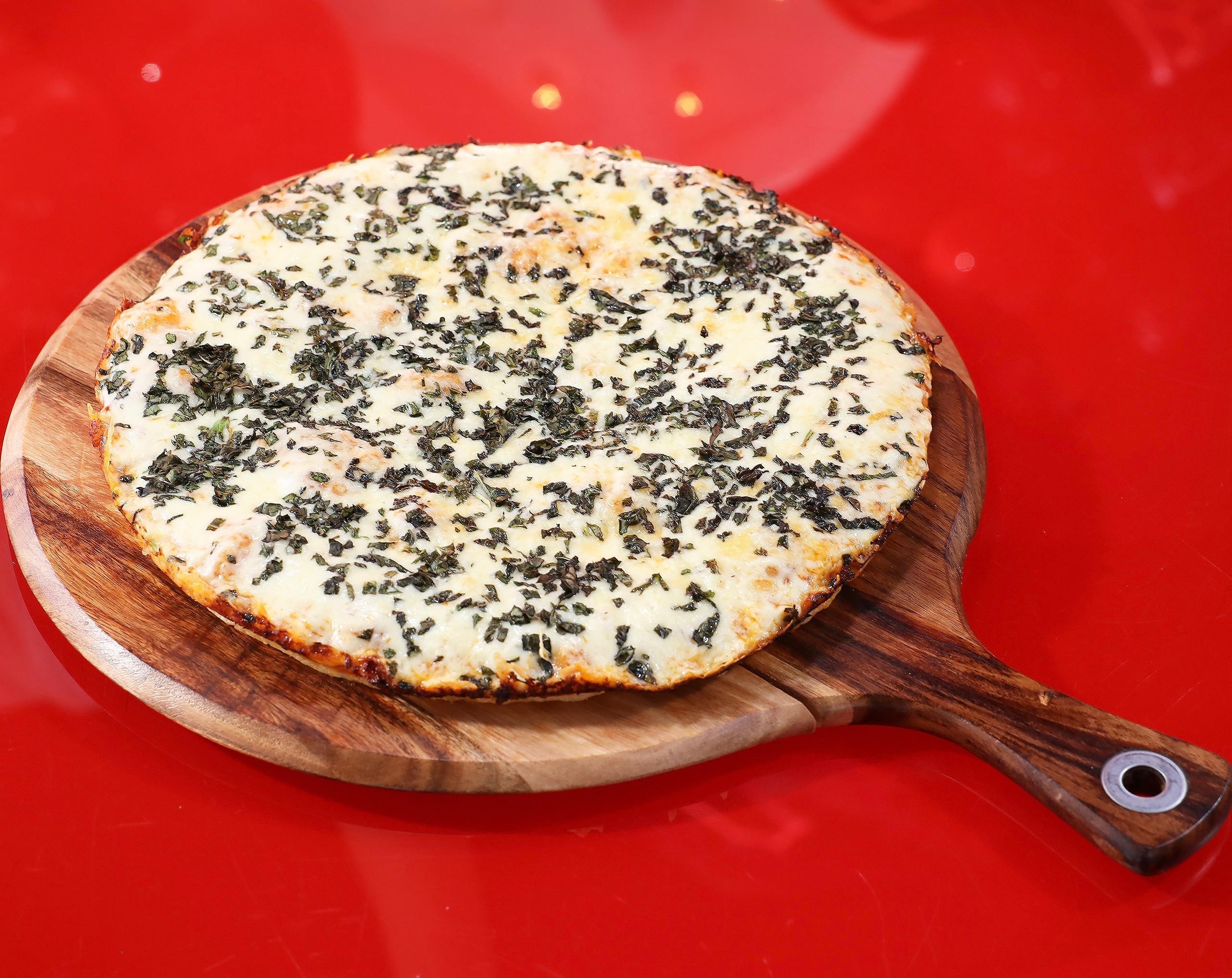 Pizza De Albahaca