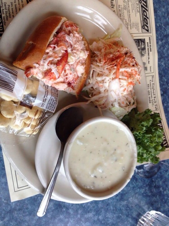 Cup of chowder & 1/2 lobster roll TO