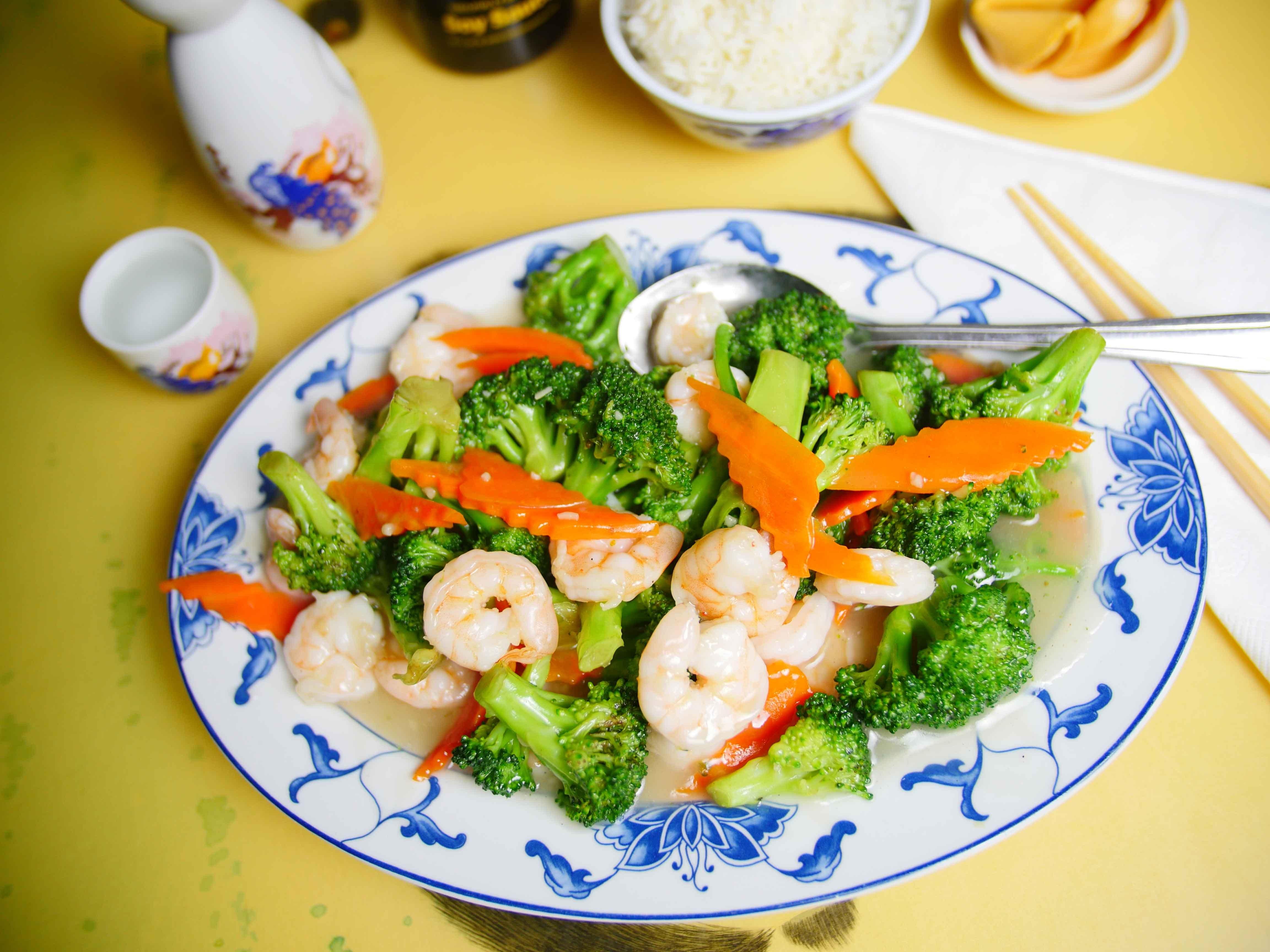 L38 Shrimp and Broccoli in White Sauce
