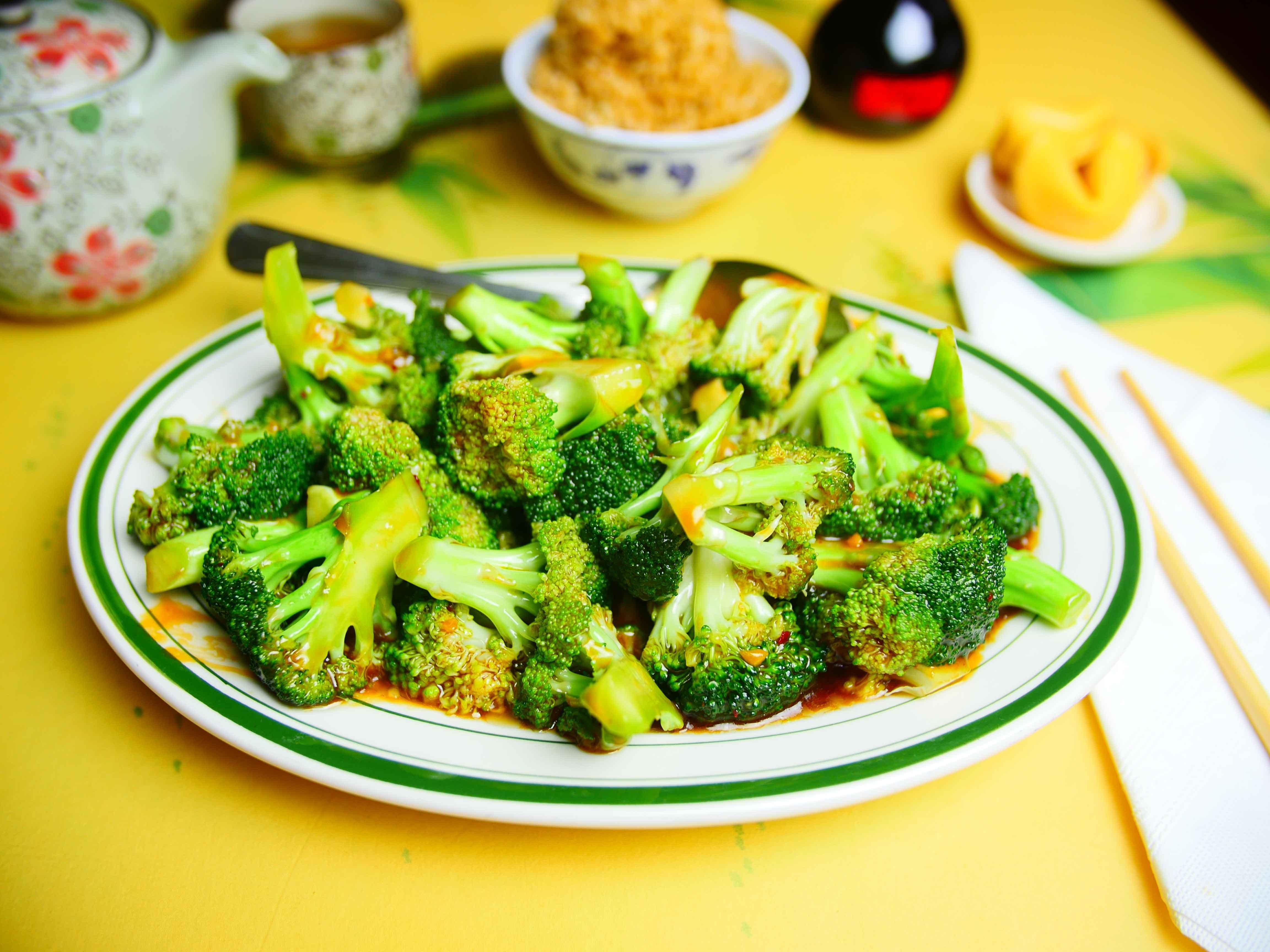 607 Broccoli with Garlic Sauce