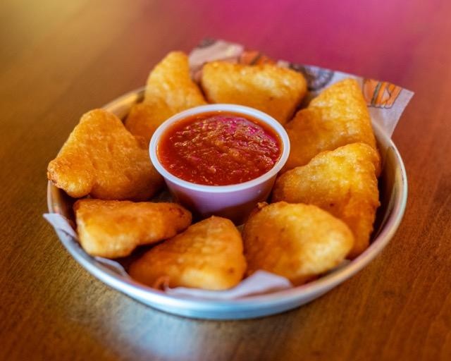 MAC&CHEESE WEDGES WITH MARINARA SAUCE