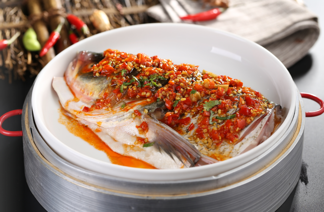 剁椒蒸鱼头steamed fish head wit chopped chilli