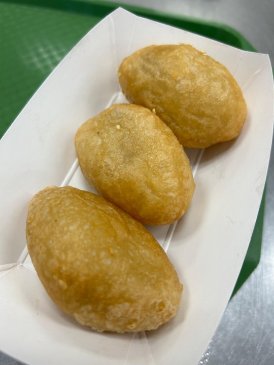 23. Fried Sticky Rice Balls Stuffed with Pork 金珠咸水角