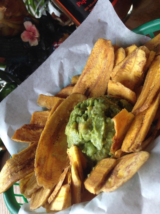 Platanutres con Dip de Aguacate