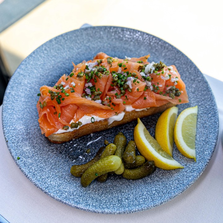 Smoked salmon tartine