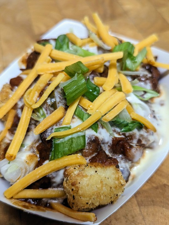 Chili queso fries