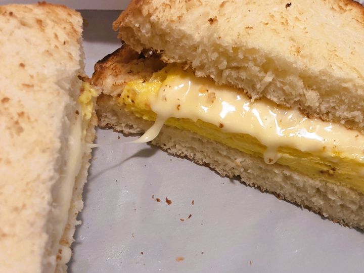 EGG AND CHEESE BREAKFAST SANDWICH