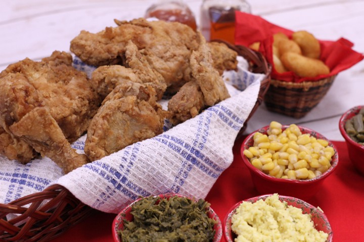 Family Pack BBQ & Chicken 4-8 People, 1 Pt BBQ, 8pc Chicken, 2 pt sides, Dz HP 1/2 Gall Tea