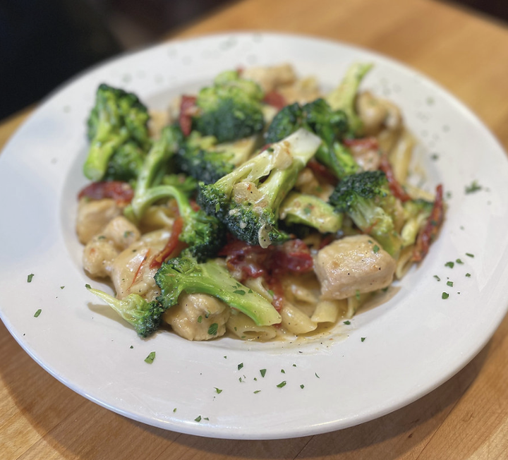 Pasta Con Chicken & Broccoli