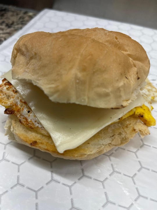 EGG & CHEESE SANDWICH (2 eggs & american on hard roll)