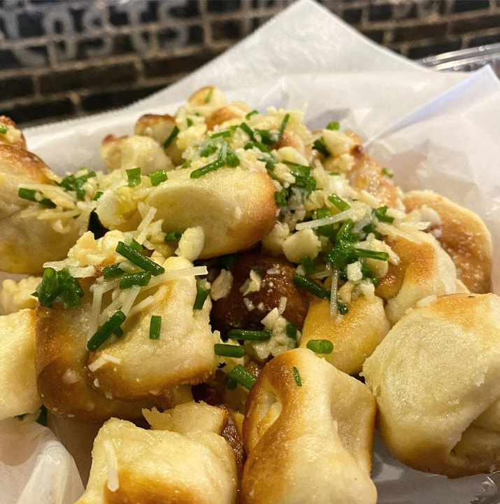 GARLIC KNOTS