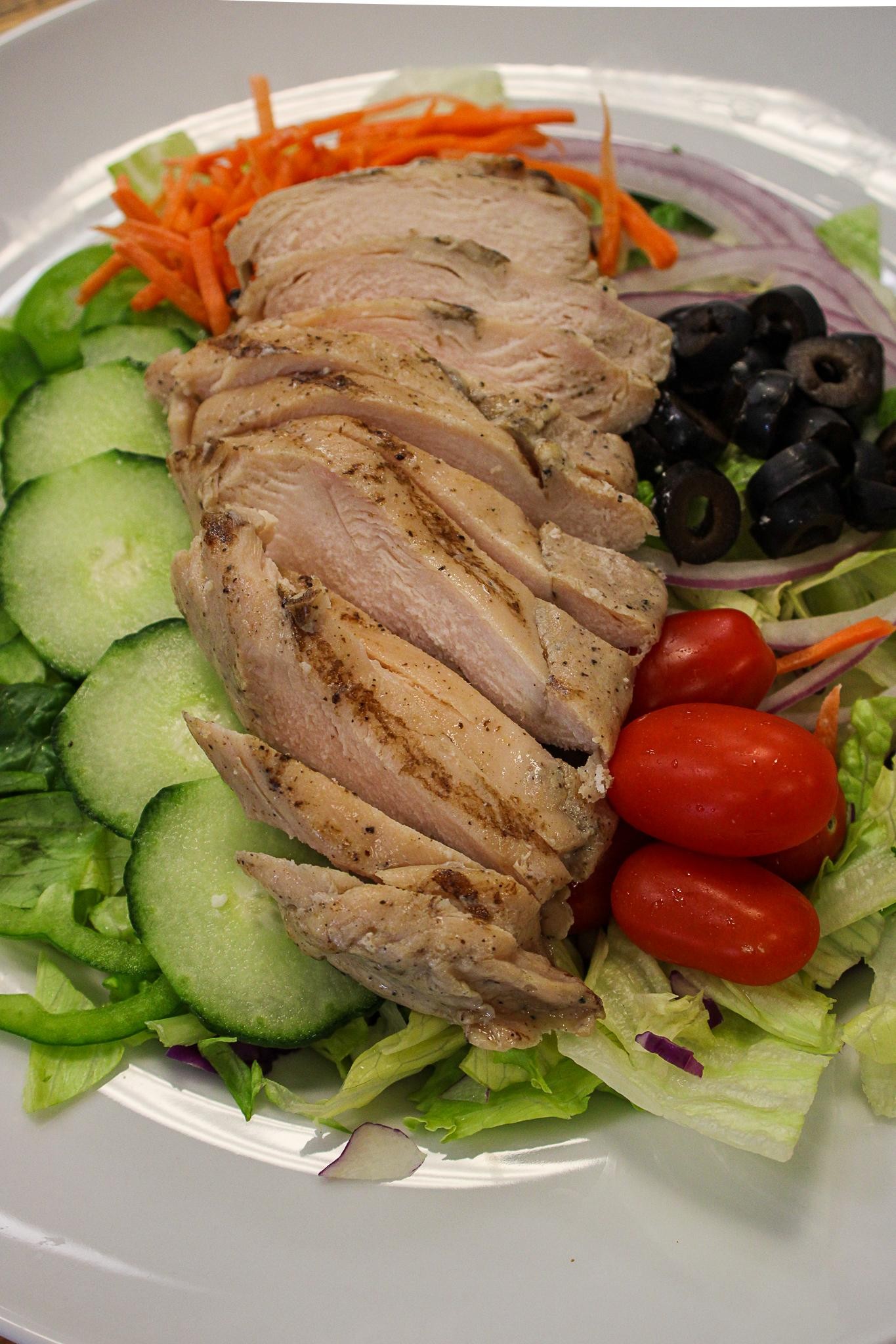 Tossed salad with grilled chicken