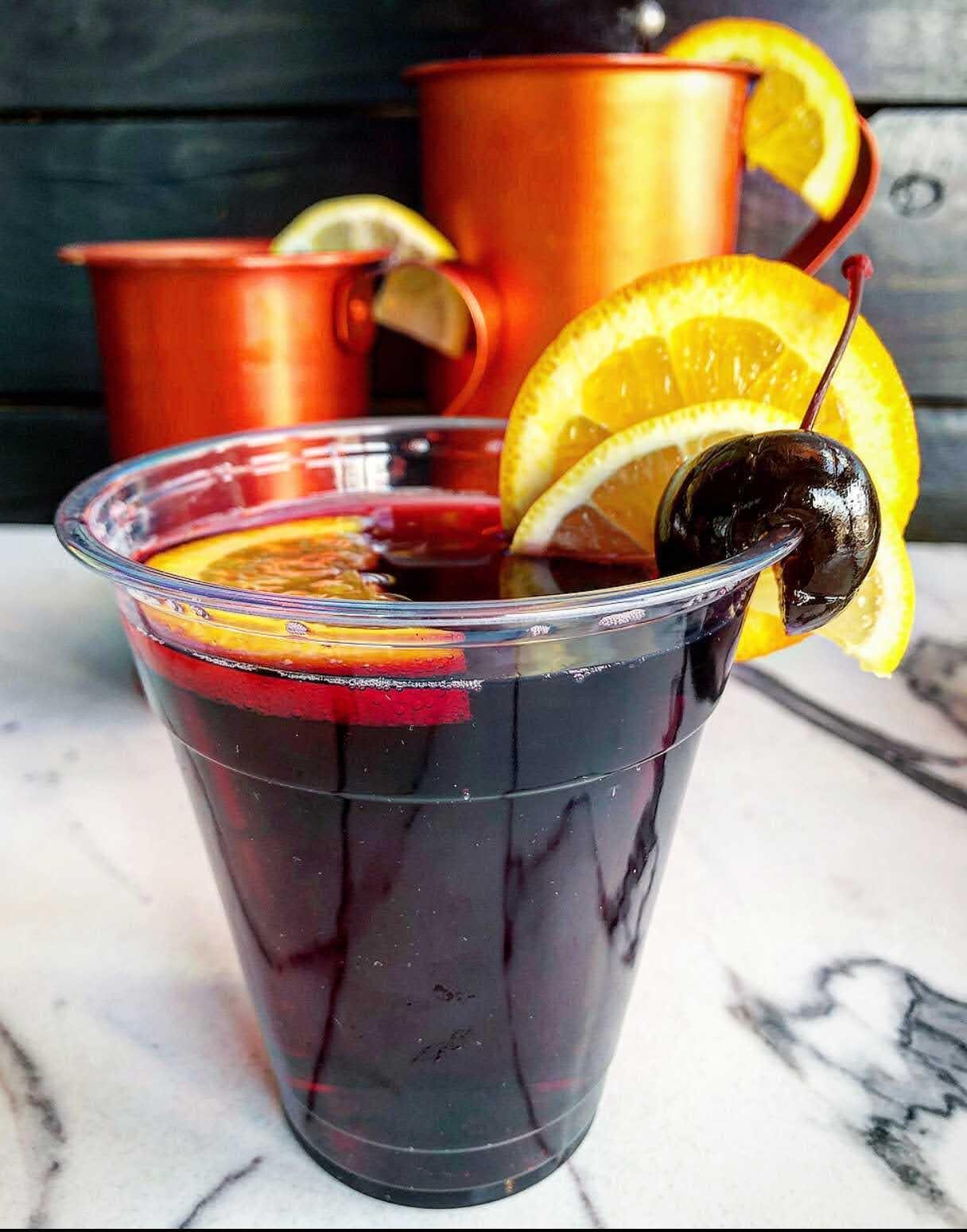 Round Barn Red Sangria – Pour