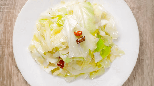 Stir-Fried Cabbage with Dried Chiles 手撕包菜