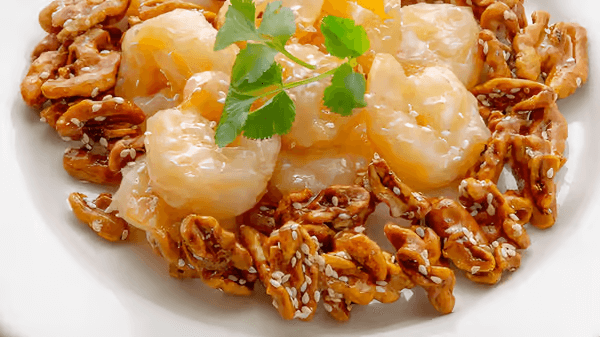 Crispy Walnut Shrimp with Fried Rice Noodles 果汁核桃虾