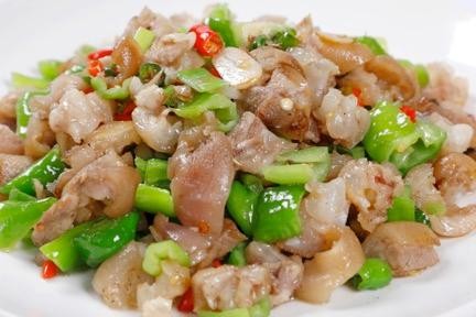 Stir-Fried Spicy Pork Cracklings with Fresh Long Hot Peppers 小炒猪蹄