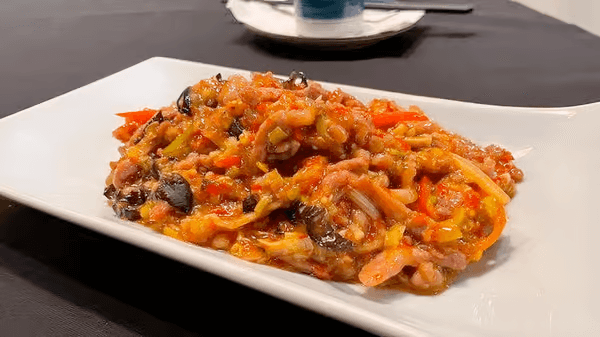 Stir-Fried Pork Slivers with Vegetables in Spicy Garlic Sauce 鱼香肉丝