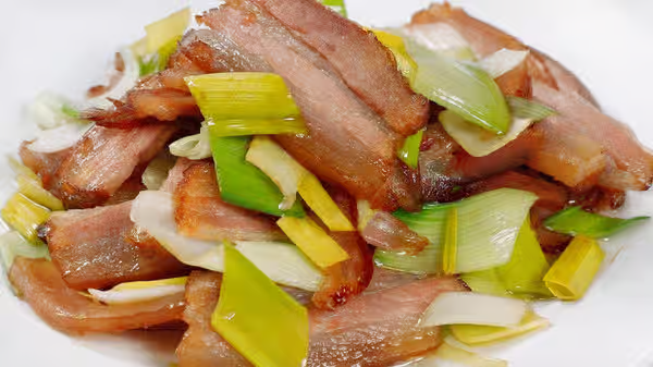 Smoked Pork Belly Slices with Leeks 蒜苗腊肉