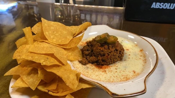 Beef Queso Dip W/chips