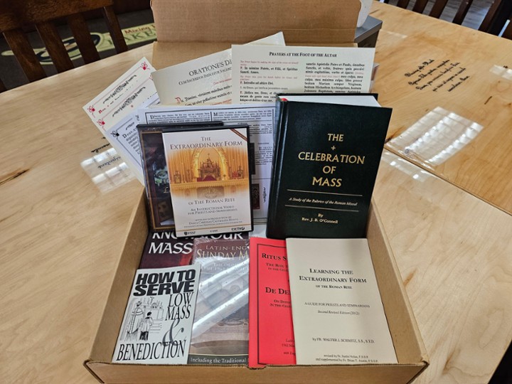 Learning the Traditional Latin Mass Kit for Priests (Fraternatity Publications)