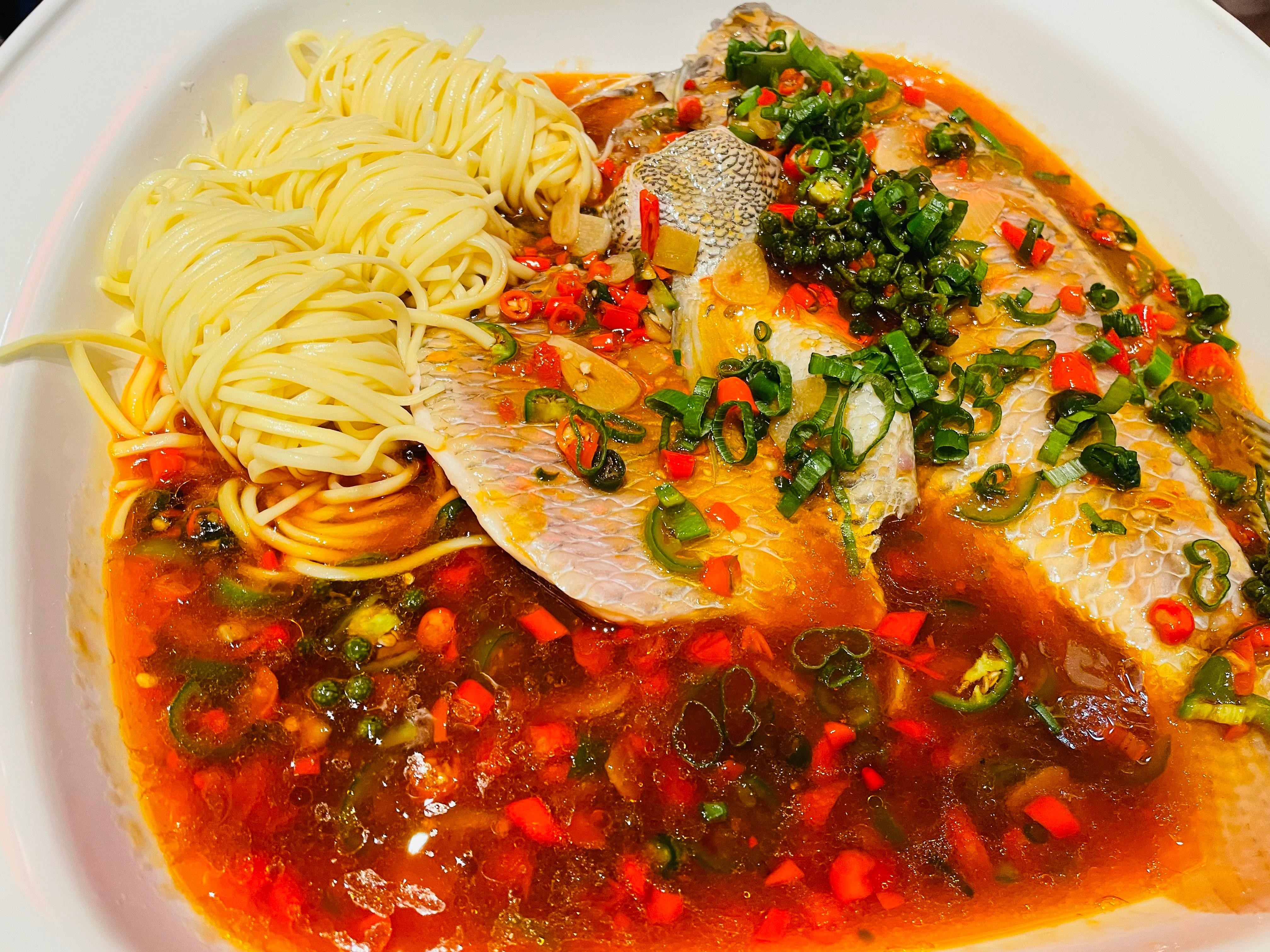 Steamed Whole Fish with Noodles🌶️🌶️🌶️🌶️ 过江鱼配挂面