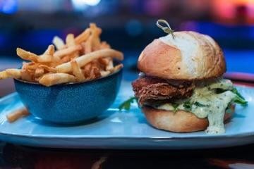 Chicken Sandwich w/ French Fries
