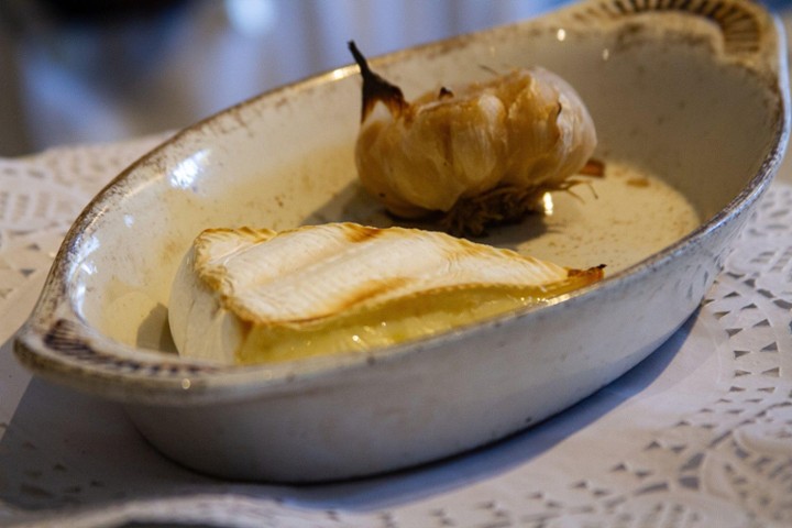 Roasted Fresh Garlic & Brie Cheese with Garlic Bread