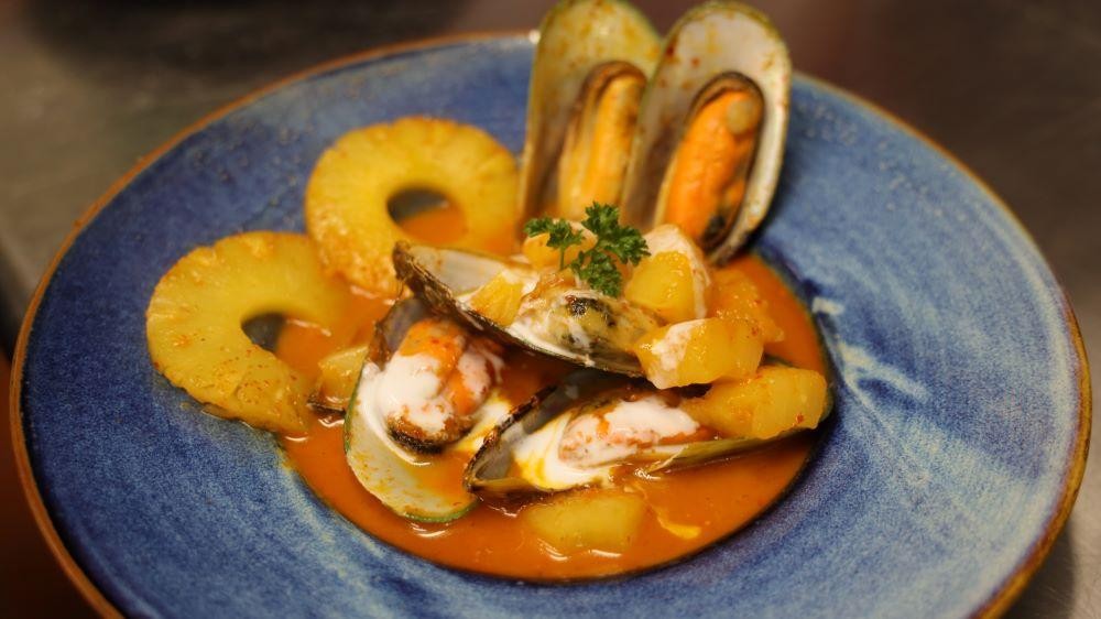 Mussel Pineapple Red Curry