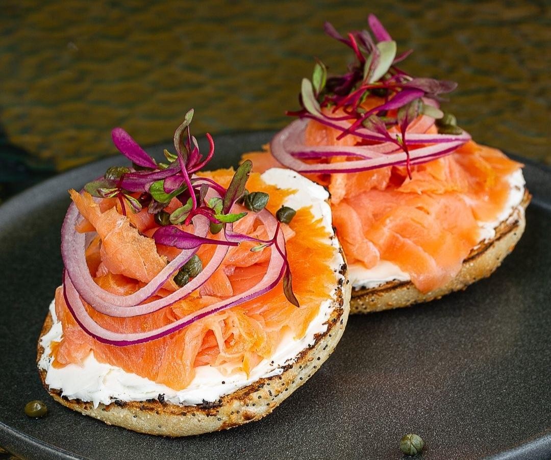 BAGEL WITH SMOKED SALMON