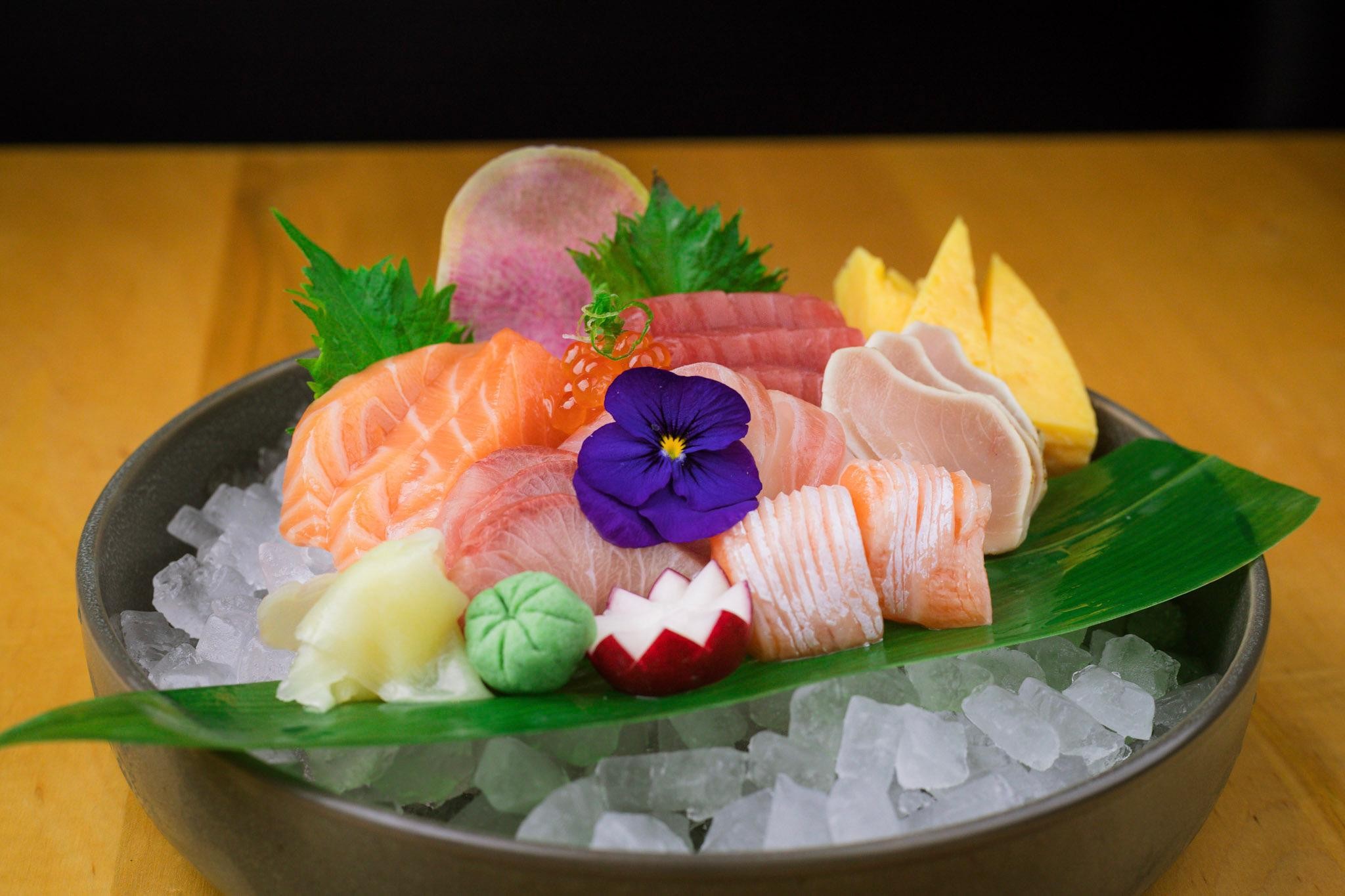 Sashimi Deluxe (15 pcs and miso soups)