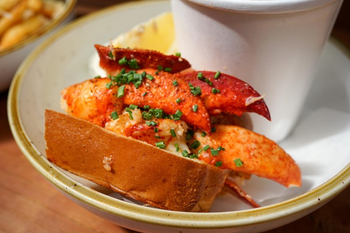 1/2 CONNECTICUT LOBSTER ROLL