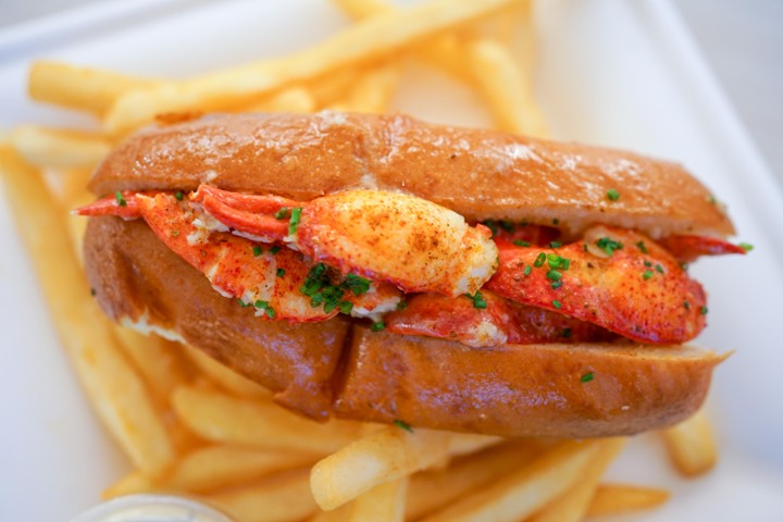 HOT CONNECTICUT LOBSTER ROLL