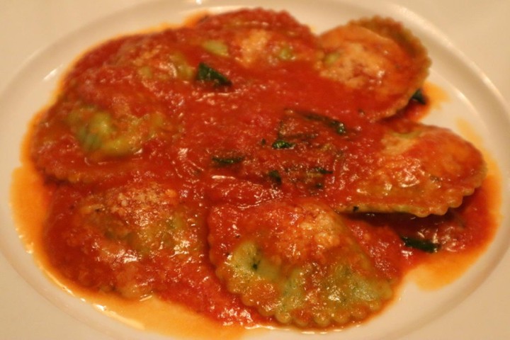 RAVIOLI DI SPINACI E RICOTTA AL POMODORO E BASILICO