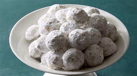 Kourabiedes (powdered sugar)