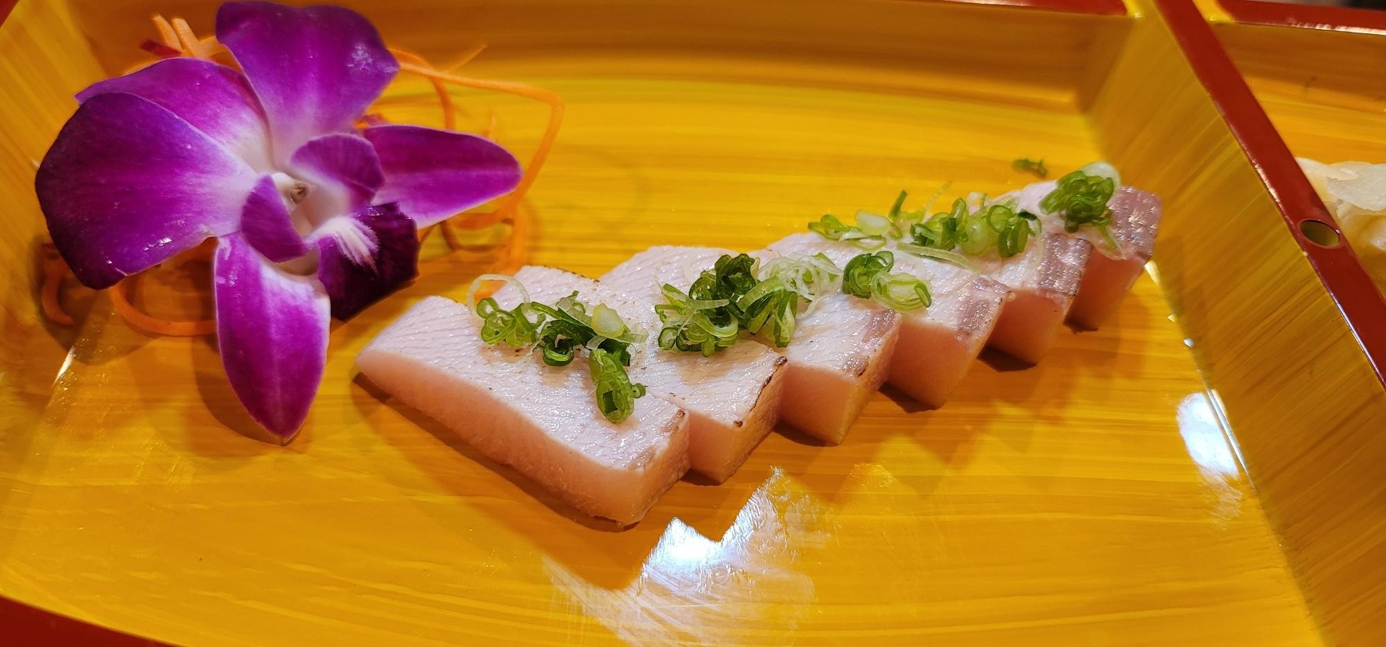 SASHIMI TORCHED YELLOW TAIL 5PC