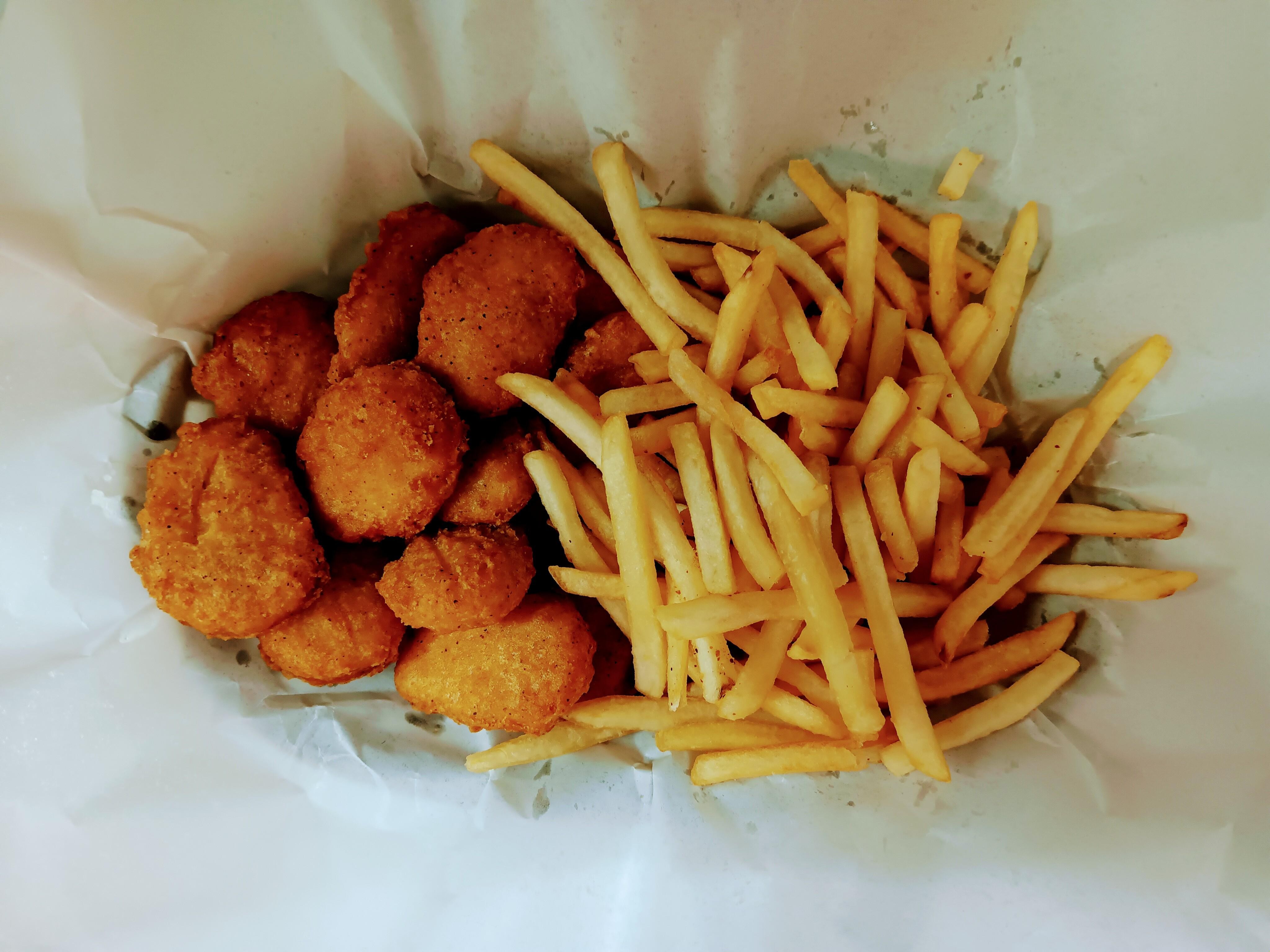 8 CHICKEN NUGGETS (with fries & can pop)