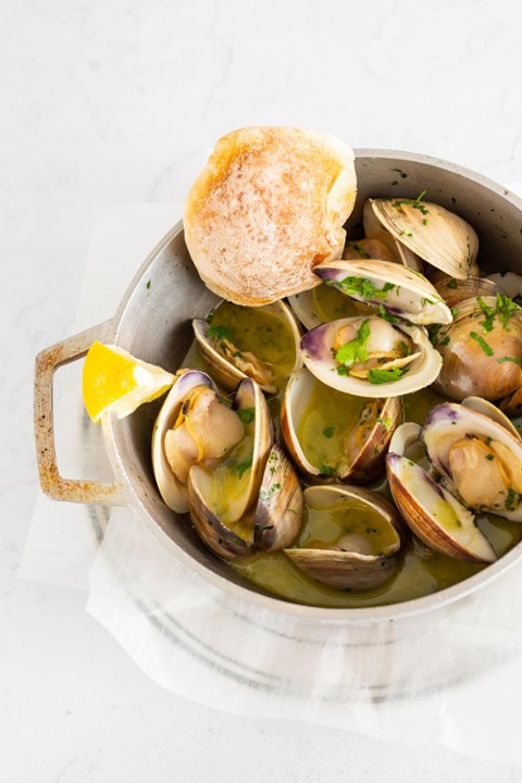 CLAMS IN WHITE WINE