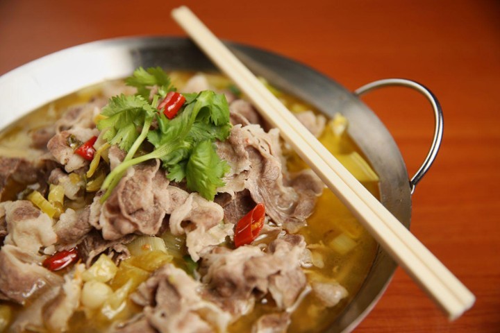 B2 Sliced Beef in Sour Soup 酸汤肥牛
