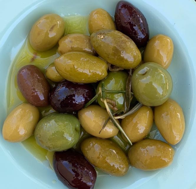 bowl of rôtie olives