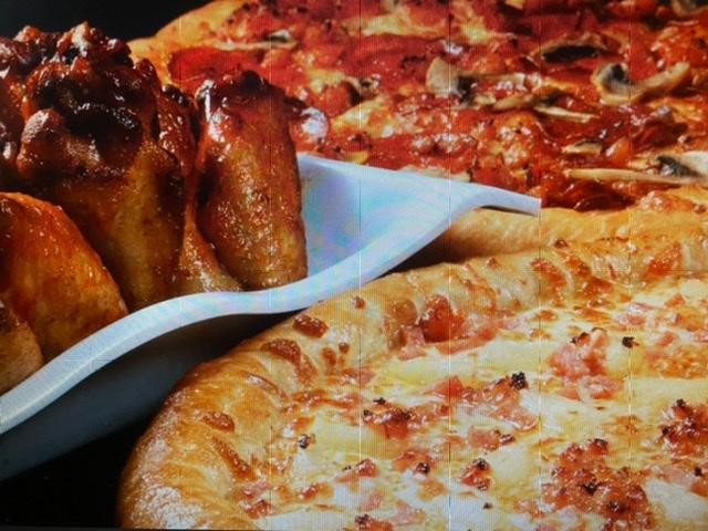 Patriots Special 32 Pieces Wings or chicken fingers + 14" cheese pizza free salad