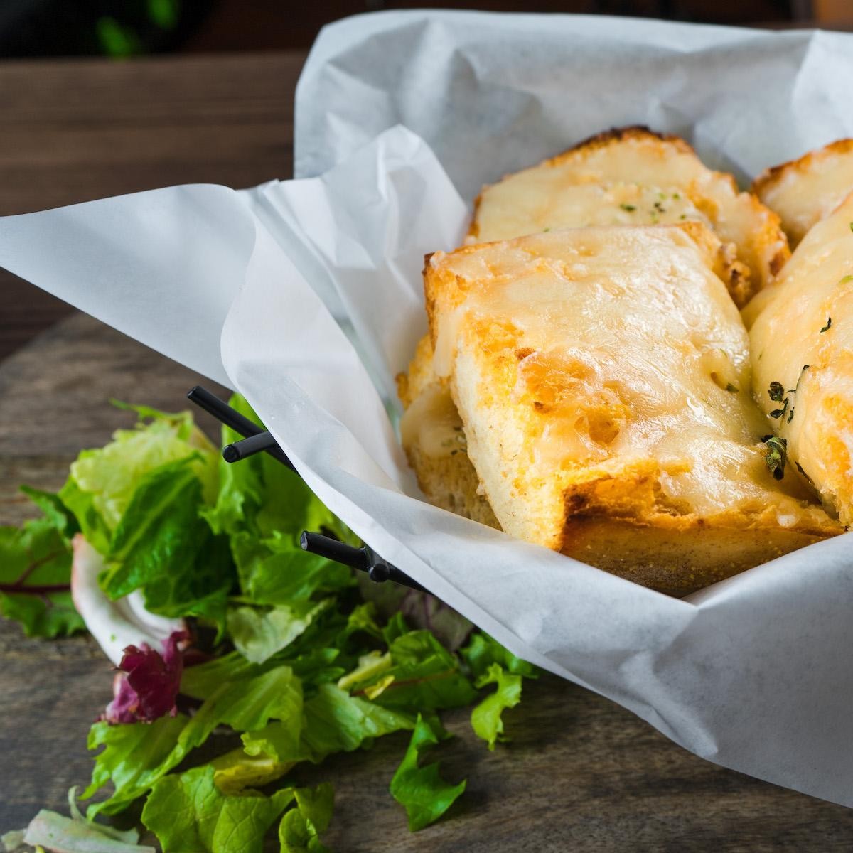 Oven-hot Garlic Bread with Cheese