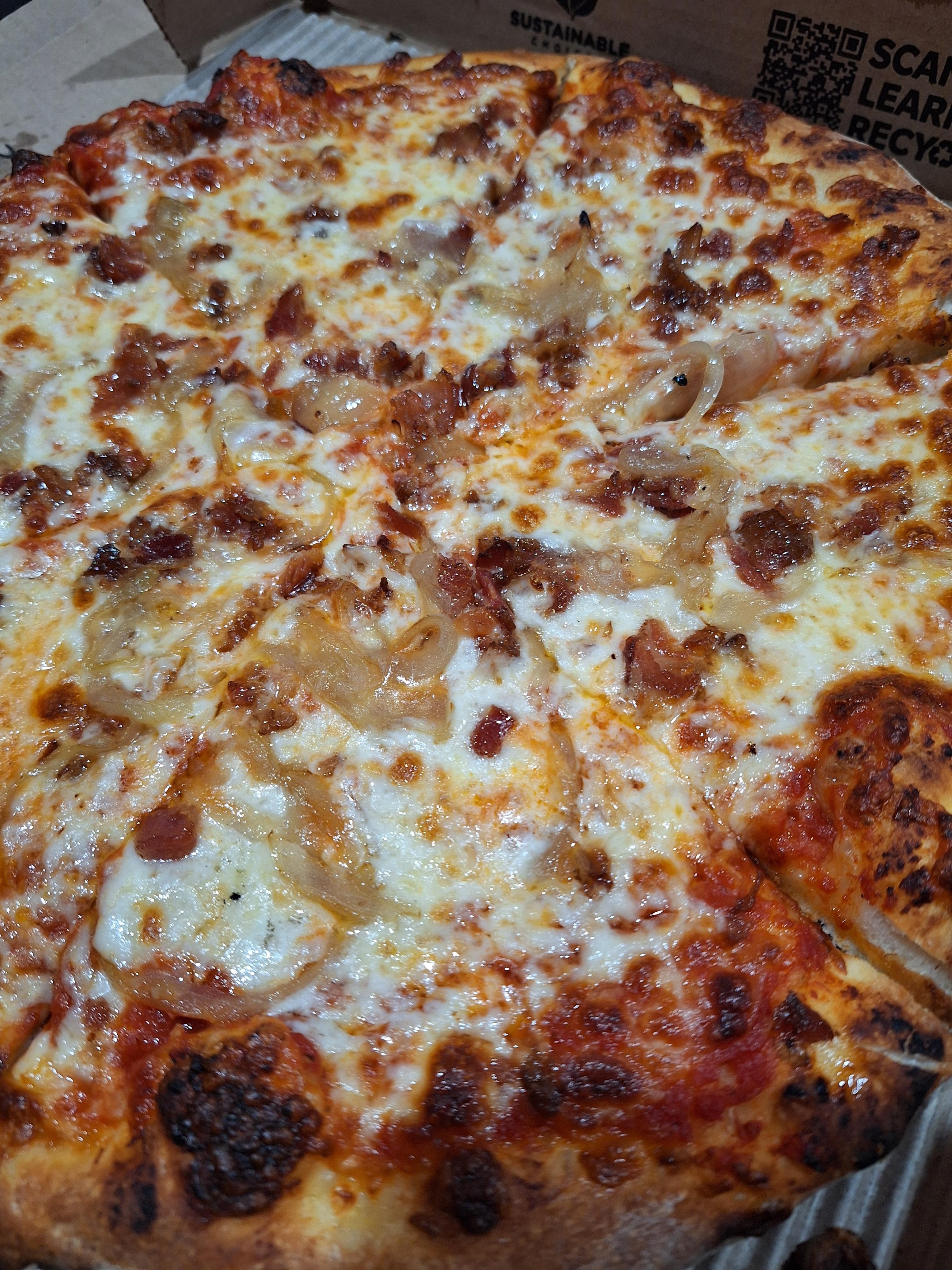 BACON & CARMELIZED ONION PIZZA