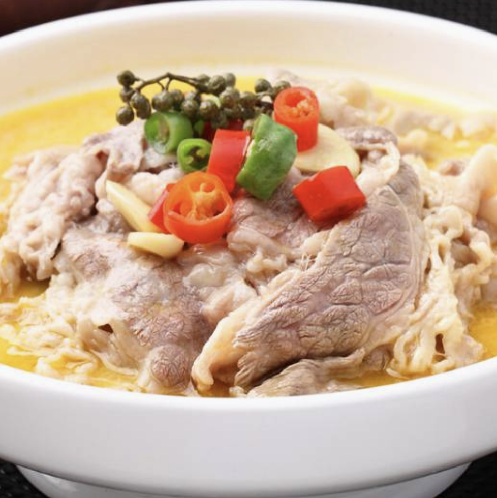C12. Sliced Beef in Hot and Sour Soup 金汤肥牛